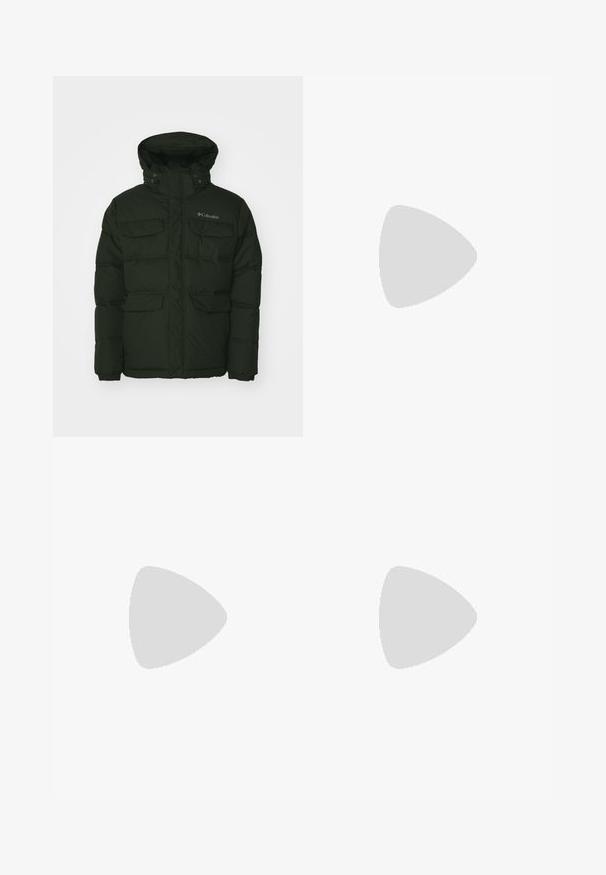 Tmavě zelená péřová bunda s vysokým límcem, několika předními kapsami a elastickými manžetami. Obsahuje zapínání na zip a cvočky a logo na hrudi.; Fleecový pulovr s čtvrtinovým zipem. Má tmavě zelené, světle zelené a oranžové panely, červený taháček na zip a postranní kapsy.; Bílá bavlněná tričko s krátkými rukávy, kulatým výstřihem a malým černým logem Columbia na levém hrudi. Měkký, obyčejný design.; Kargo kalhoty v olivově zelené barvě, s více postranními kapsami, pasem a zúženým střihem zakončeným elastickými manžetami pro bezpečné nošení.; Černé atletické boty s texturovaným pleteným svrškem, zpevněnou špičkou a měkkou podešví, vystavené na zemi s přírodními odstíny a roztroušenými větvičkami.