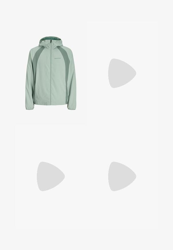 Ljusgrön jacka med huva, med dragkedja fram, raglanärmar och kontrasterande mörkgrön paneler på sidorna. Lättviktig tyg.; Svart kortärmad t-shirt i mjukt tyg, med en vit 'hummel'-logotyp på vänster bröst och raglanärmar.; Marinblå träningsoverallsbyxor med dragsko i midjan, avsmalnande ben och ribbade mudd. Mjuk tyg med minimala sömdetaljer.; Vit lädersneaker med perforerade sidor, texturerade accenter, plana snören och en kontrasterande grå häl. Har en något upphöjd sula.