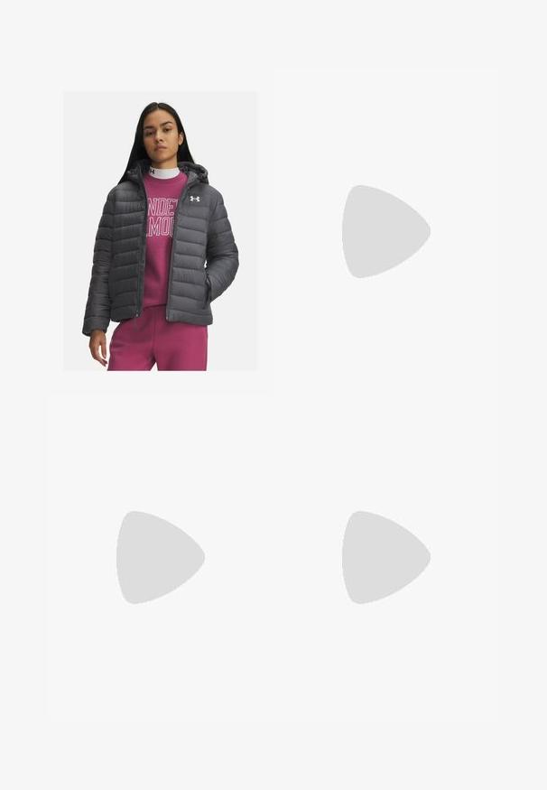 Grijze pufferjack met capuchon, gekenmerkt door horizontale stiksels en ritssluiting, gedragen over een roze sweatshirt met witte letters.; Zwarte lange mouwen crop top van rekbaar materiaal, met een ronde halslijn en raglanmouwen met subtiele stiknaaddetails.; Roze actieve legging met een hoge taille, gemaakt van rekbaar materiaal. Heeft een gladde textuur en geen zichtbare patronen of accenten.; Witte sport sneaker met een gestructureerde mesh bovenkant en vetersysteem, voorzien van een gewatteerde witte zool en subtiele ribbelaccenten.