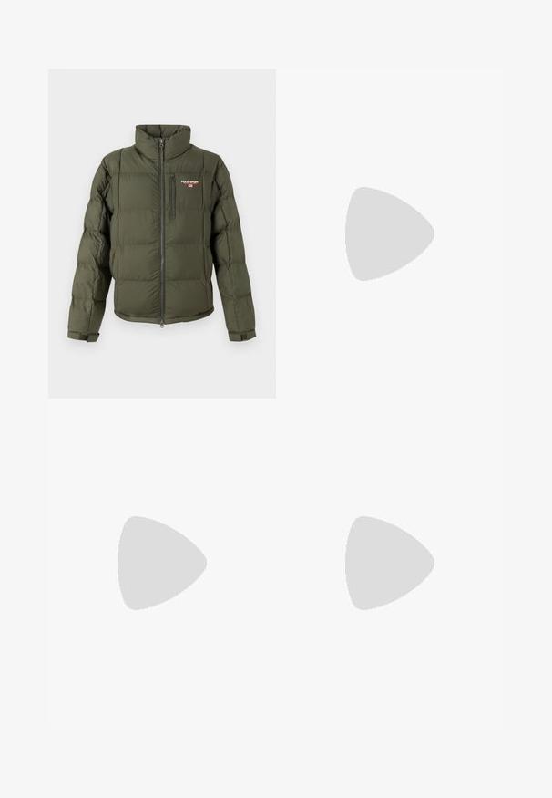 Maslinasto zelena puhovka z visokim ovratnikom, z zadrgo spredaj in žepom na prsih. Ima quilted teksturo in logotip 'POLO SPORT'.; Temno olivno zelena kratka majica s kratkimi rokavi, okroglim izrezom in majhnim belim logotipom "Polo Sport Ralph Lauren" na levi strani prsnega dela.; Bež hlače iz bombaža s gumbom, zanko za pas in stranskimi žepi; gladka tekstura in ravna silhueta.; Črni semiš teniški copati z vezalkami in kontrastnim belim gumijastim podplatom. Imajo teksturirane stranske panele in subtilno oznako na peti.