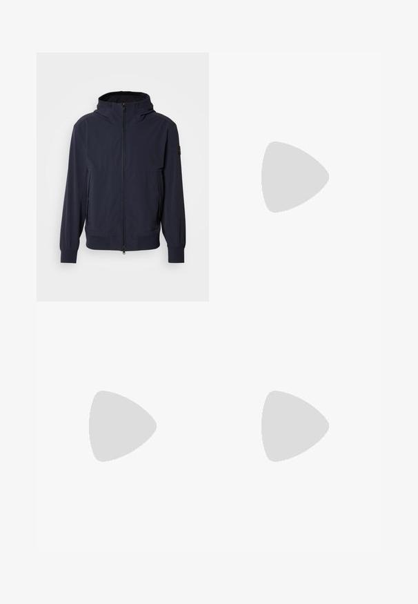 Giacca con cappuccio blu navy con zip frontale completa, polsini elasticizzati e tasche laterali. Tessuto morbido con un design leggero e minimalista.; T-shirt bianco a maniche corte in cotone, con scollatura rotonda e una piccola etichetta con logo sul lato. Tessuto liscio e vestibilità classica.; Pantaloni neri in cotone con design a gamba dritta, dotati di chiusura a bottone e passanti per cintura. Tessuto liscio e stile minimalista senza motivi visibili.; Sneaker da uomo a basso profilo in pelle nera e suede con linguetta sul tallone color bordeaux e suola in gomma bianca, vista dal lato esterno.
