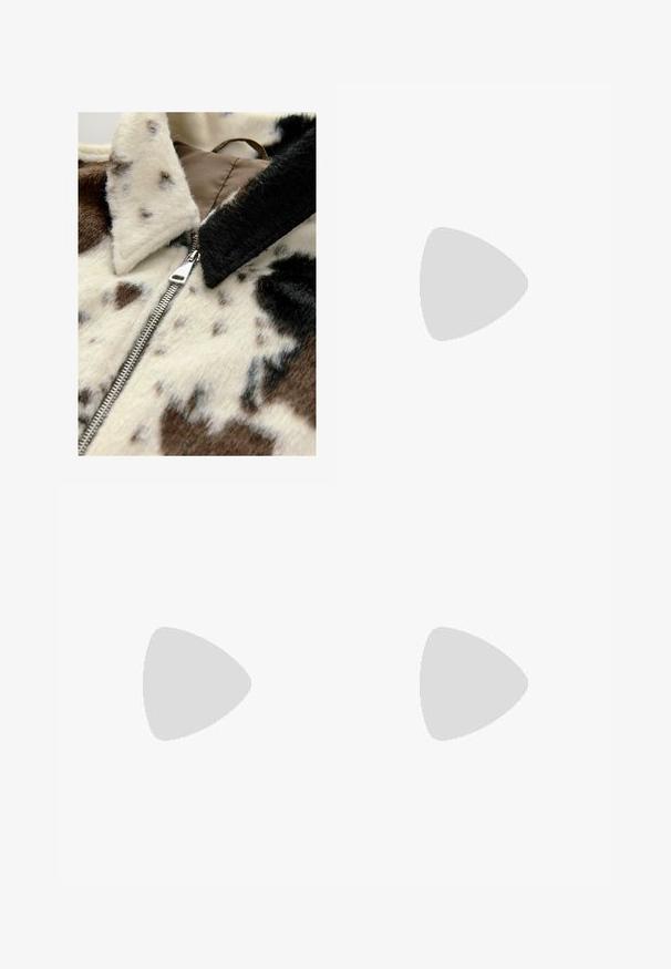 Faux fur takki, jossa on kerma- ja ruskeat lehmänkuviot, hopeinen vetoketju ja musta kaulus, korostaen pehmeää tekstuuria ja vaihtelevaan kuviointia.; Valkoinen lyhythihainen T-paita, joka on tehty puuvillasta. Siinä on pyöreä kaula-aukko ja rento malli. Silkkinen pinta ilman näkyviä kuvioita tai koristeita.; Filippa K DARCEY - Housut - black; Musta nahkainen ballerina, jossa on pyöristetty kärki, sileä pinta, minimaalinen ommelkoristelu ja joustava pohjamuotoilu.