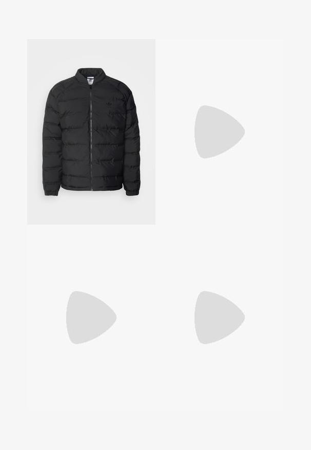 Schwarze Steppjacke mit Stehkragen, Reißverschluss vorne und gerippten Bündchen. Mit einem gesteppten Design und dezentem Logo auf der Brust.; Schwarzes kurzärmeliges Poloshirt mit einem Frontreißverschluss, weißen vertikalen Streifen, Brusttasche mit kleinem Logo und strukturiertem Stoff.; Schwarze Sporthosen mit elastischem Bund, ausgestattet mit weißen Seitenstreifen und einem kleinen Logo. Das Material wirkt weich und leicht.; Schwarze Lederschuhe mit runder Zehenpartie, die eine grüne Gummiüberlage aufweisen. Entworfen mit einer glatten Oberfläche und einer dicken, strukturierten Sohle.