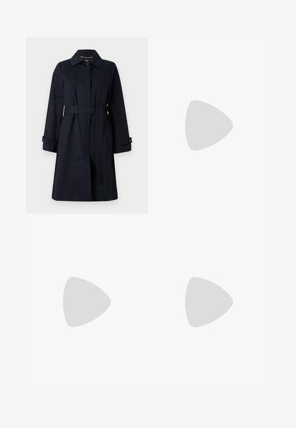 Navyblauwe trenchcoat van gladde stof, met een ceintuur in de taille, klepzakken en een klassieke kraag met knopenaccenten.;  Lichtroze mouwloze top met een ronde hals, subtiele draping en twee zijnaadaccenten. Gemaakt van zachte, gladde stof met een gestroomlijnde silhoutte.; Beige flared trousers van een geweven stof, met een platte voorkant, wijde benen en geen zichtbare hardware.; Zwarte leren slingback hakken met een spitse neus, voorzien van een slanke hak en een goudkleurige accent op de verstelbare band. Gladde textuur.