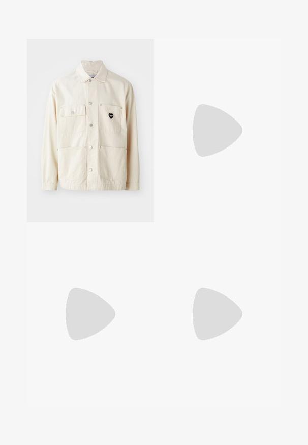 Helles beige Baumwolljackett mit durchgängiger Knopfleiste, zwei Brusttaschen und zwei unteren Taschen. Merkmale sind silberne Hardware und ein schwarzes Herz-Logo.; Schwarzes Baumwoll-T-Shirt mit lockerer Passform, ausgestattet mit einem kleinen weißen Dreieckslogo auf der linken Brustseite und einem runden Ausschnitt.; Beige Cargo-Hosen mit weitem Bein, tailliertem Bund, zwei seitlichen Taschen und Kniepatches. Glatte Textur mit verstärkten Nähdetails.; Die Nike P-6000 Sneakers verfügen über ein cremefarbenes Mesh-Obermaterial mit orangefarbenen und silbernen Akzenten, einer gepolsterten Sohle und einer strukturierten Oberfläche für besseren Grip.