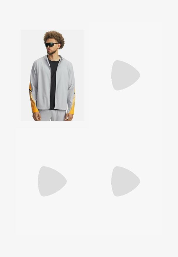 Ljusgrå zip-jacka med huva, med orange och svarta randiga detaljer på ärmarna. Bärs över en svart skjorta, ihop med mörka solglasögon.; Nike Performance TEE NEW VENEER - T-shirt till träning - football grey/pure/white; Ljusblå badshorts i lättviktsmaterial, med resårmidja, svart dragsko och sidofickor.; Vit sportskor med grön accent, svart logotyp, mesh-överdel, vadderad sula och rundad häl. Har snörning och kontrasterande detaljer.