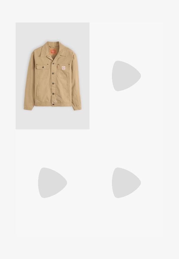Levi's® Workwear SUNRISE TRUCKER - Spijkerjas - tiger's eye; Lichtblauw button-up shirt met verticale witte strepen, lange mouwen, kraag en een rechte zoom. Gemaakt van een katoenmix.; Lichtbeige broek van zachte stof, met een rechte snit, twee zijzakken en een knoopsluiting aan de voorkant. Lichtgewicht en gladde textuur.; Bordeaux leren schoenen met bruine rubberen zolen, ronde neus, witte stiksels en gouden veterogen. Het interieur heeft een gele voering.