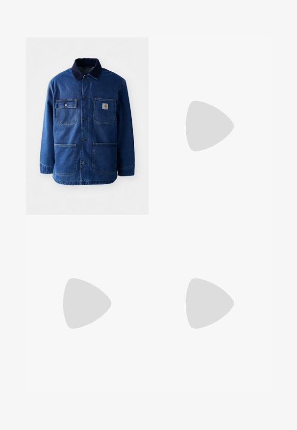 Jeansjacka i mörkblått med en kordflöjelskrage. Har fyra fickor, knäppning fram och en lätt avsmalnande fåll. Hållbart material.; Vit bomullströja med korta ärmar. Har en central oval grafik med texten "New Era" i mörkblått. Enkel, klassisk passform.; Svarta raka jeans med vita sömmar, fem-ficksdesign, knapp- och dragkedjestängning, samt en liten logotyp på den högra framfickan.; Lättvikts löparsko med en beige och grå mesh-överkropp, texturerade överlägg, vit logotyp och en dämpad sula. Accenterad med ventilerande paneler.