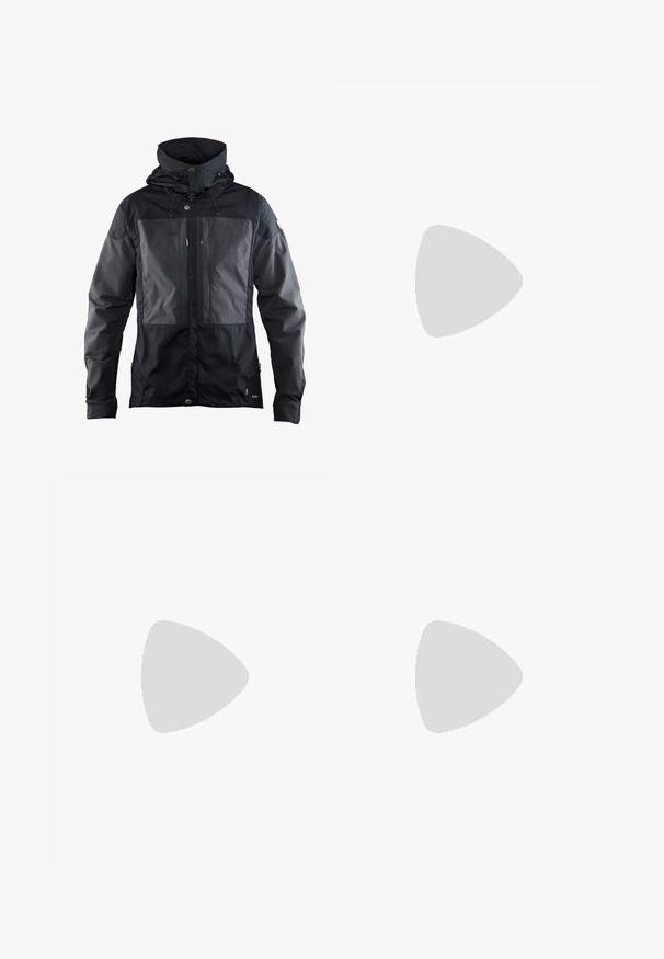 Sort jakke med tofarvet design, hvor forsiden har et mørkere panel, justerbar hætte og hardware-detaljer i guldtonet. Blød tekstur.; Sorte fleece-pullover med halv lynlås foran og høj krave. Har et guld broderet logo samt ribbede manchetter og kant. Blød, struktureret overflade.; Kamuflage-mønstrede bukser i beige og grøn. Lavet af syntetisk materiale med en løs pasform og flere lommer. Sorte detaljer ved manchetterne.; Sort og grå vandrestøvle med tekstiler, lysende gule detaljer, forstærket tå og gummisål med dybe riller for godt greb.