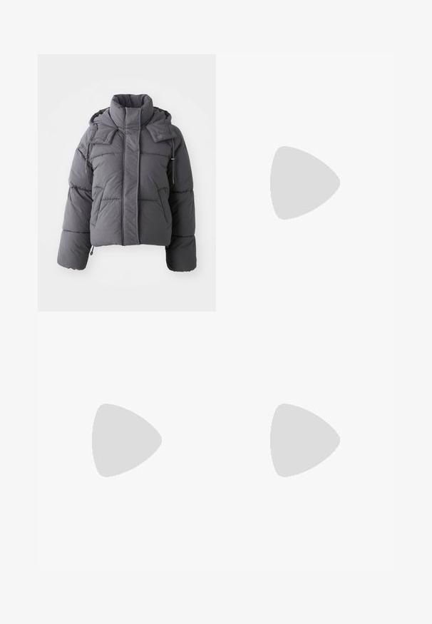 Grå, polstret vintersjakke med høy krage, frontlommer, lange ermer og justerbar hette med trykknapper og snor.; Grå kortermet langermet topp med halv glidelås, teksturert mønster og tettsittende design; har ribbestrikkede mansjetter og høy hals.; Ribbestrikkede leggings i beige, med høy liv og tettsittende design. Glatt tekstur med avsmalnende ben og kantede sømmer.; Svart trening: sko laget med netting og syntetisk materiale, med en hvit gummisåle, avrundet design og fremtredende logo på siden.