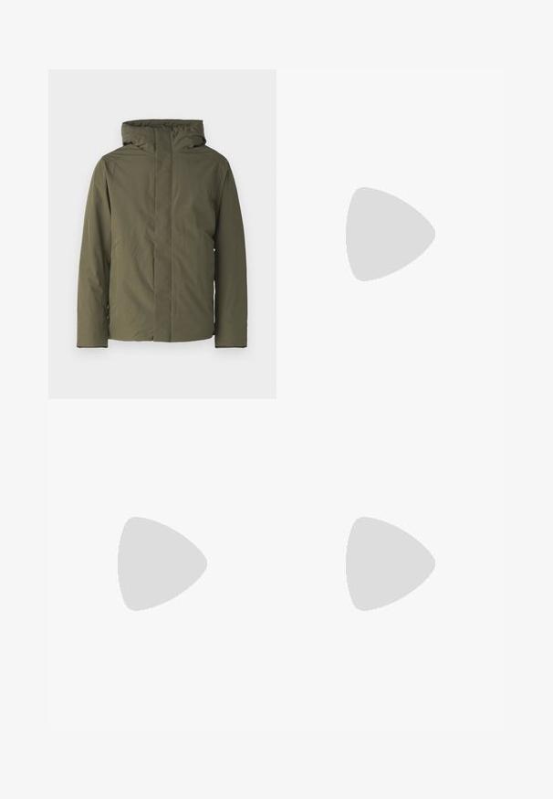 Jachetă impermeabilă de culoare verde olive, cu guler înalt, glugă și un design minimalist. Are mâneci lungi și croială dreaptă. Fără închideri vizibile.; T-shirt gri din bumbac cu mâneci scurte, având un logo mare roz "METALLICA" într-un stil care picură, amplasat pe piept.; Jeans din denim de culoare albastru deschis cu talie înaltă, design cu picioare largi și o textură ușor decolorată. Prezintă buzunare frontale și închidere cu fermoar.; Adidași din piele albă cu vârf din suede gri, trei fâșii orizontale albe, accente albastre și talpă din cauciuc maro. Detaliu texturat pe talpă.; Ochelari de soare cu lentile dreptunghiulare, gri închis, rame din metal argintiu și vârfuri din plastic negru pe brațe. Design ușor, cu pad-uri pentru nas.