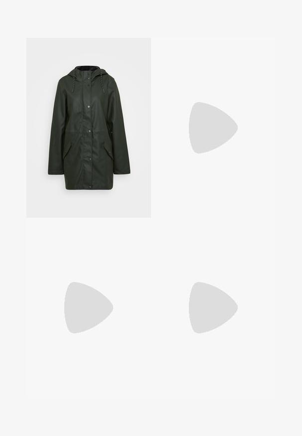 Voděodolná zelená parka s kapucí, s uzavíráním na patentky, dvěma předními kapsami a stahovacími prvky. Hladká textura.; Dlouhý rukáv crop top vyrobený z bílé elastické látky s širokým výstřihem a hladkou texturou. Žádné viditelné vzory ani kovové detaily.; Černé široké kalhoty s texturovaným vzorem ve tvaru zigzagu, elastickým pasem a lehkým materiálem pro pohodlí.; Bílé kožené tenisky s perforovanou špičkou, kontrastní béžovou gumovou podrážkou a logovými akcenty na boku a patě. Minimalistický design.