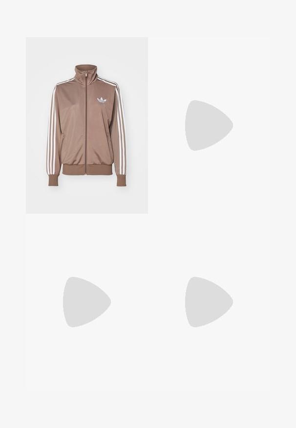 Brun träningsjacka med hög krage, vit tre-stripesdesign på ärmarna, blixtlåsstängning och en liten präglad logotyp på bröstet.; Två långärmade toppar: en svart och en vit. Båda har en rund halsringning och en slät, ribbad struktur. Märkesetikett synlig inuti halsringningen.; Svarta vida byxor i lätt material, med knappstängning fram och platt front, samt väl sydda fållar.; Sportskor med överdel i vit läder, grå mocka på tårna och tre svarta ränder. Har en blå logotyp på tungan och en texturerad gummisula.