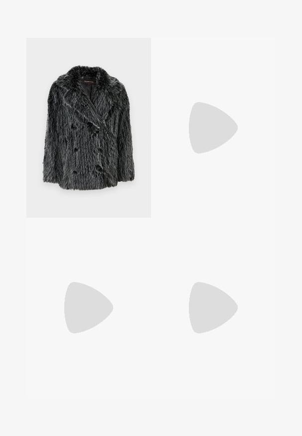 Michael Kors PEACOAT UNISEX  - Winterjacke - black/white; Marineblaues langärmliges Strickpolo mit drei Knöpfen und umgeschlagenem Kragen, auf einem weißen Hintergrund präsentiert.; Hellblaue Jeans aus Denim mit geradem Schnitt, fünf Taschen, einem Reißverschluss und kontrastierender Naht. Der Stoff hat eine glatte, strukturierte Oberfläche.; Weiße Sneakers mit einer strukturierten Lederoberfläche, abgerundeter Zehenpartie und schwarzem Fersenakzent. Gummisohle mit kleinem Profilmuster und genähten Details.