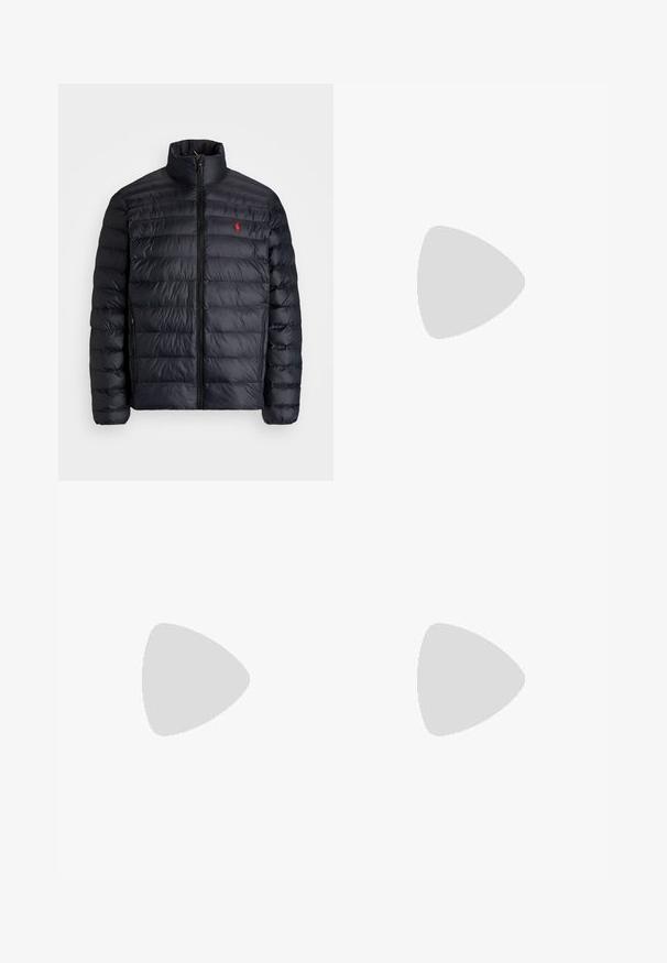 Svart puffjakke med høy krage, med kviltet tekstur og frontglidelås. Merkbar rød logo på brystet, to sidelommer.; Svart langermet T-skjorte laget av bomull. Den har rund hals, ribbestrikkede mansjetter og en liten rød brodert logo på brystet. Jevn tekstur.; Sorte bukser laget av lett stoff, med strikk i midjen og en integrert grønn belte, rett ben-kutt og sidelommer.; Sorte skinnloafers med glatt finish, avrundet tå og et dekorativt bånd over vristen. Har en lav svart såle.