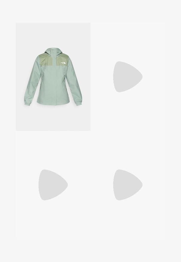 Vannavstøtende lys grønn jakke med hette, med mørkegrønne skulderpaneler, elastiske mansjetter og glidelås-lomme på sidene.; Svart t-skjorte med korte ermer i lett stoff. Har rund hals, strukturert mønster, og en hvit logo på øverste venstre bryst.; Svart utendørsbukser laget av slitesterkt stoff. Har glidelåslommer, forsterkede knær og en rett skjæring for bevegelighet.; Svart tursko med teksturert overdel, snøring og en kraftig gummisåle som har et fremtredende logo på siden og mønster i sålen.