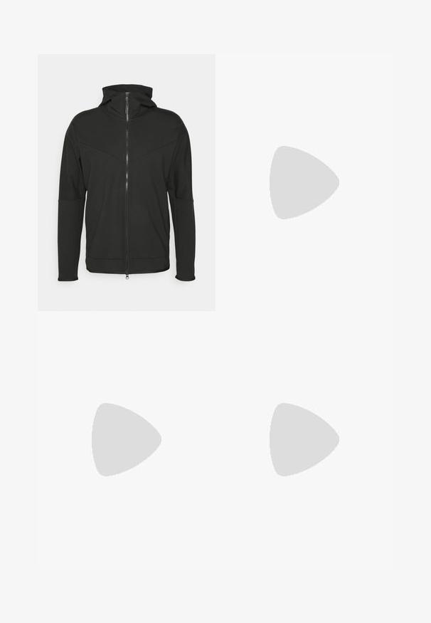 Schwarze Zip-up-Hoodie mit hohem Kragen, aus glattem Stoff gefertigt. Verfügt über ein diagonales Nahtdesign und ein dezentes Logo auf der Brust.; Weißes Baumwoll-Top mit geripptem Design, versehen mit einem schwarzen gestickten Logo "MSGM" zentral auf der Brust. Schlichtes, puristisches Design.; Schwarze Sweatpants mit elastischem Bund, lockerer Passform, gerippten Beinabschlüssen, glatter Textur und ohne sichtbare Muster oder Hardware-Akzente.; Helle graue Sneaker mit einem strukturierten Obermaterial, Schnürverschluss und einer klobigen cremefarbenen Laufsohle, die einzigartige Muster und Akzente aufweist.
