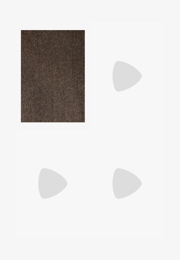 Next REGULAR FIT - Mantel - brown; Witte lange mouwen shirt met een Mandarin kraag, knoopsluiting aan de voorkant en een licht gebogen zoom. Gemaakt van lichtgewicht linnen stof.; Off-white slim-fit broek met riemlussen, voorknoop en ritssluiting, verkort tot de enkel.; Zwarte gepatineerde leren jurkchoenen met een ronde neus, vetersluiting en een glad, glanzend oppervlak. Voorzien van een laagprofiel rubberen zool.