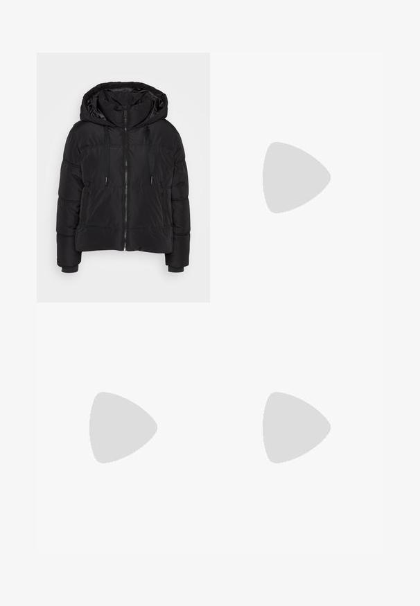 Fekete puffdzseki, kapucnival, elülső cipzárral, húzózsinórral, két cipzáras oldalzsebből és bordás mandzsettákból áll.; Fekete pamut póló, rövid ujjú, kerek nyakkivágású, laza szabású, sima textúrájú, egyszerű design, minta vagy kiegészítők nélkül.; Even&Odd Petite Nadrágok - beige; Beige lapos szandál, amelyet több vékony pánt díszít, és állítható csattal rendelkezik. A talpa lapos, az élein enyhe sötét kontraszttal.