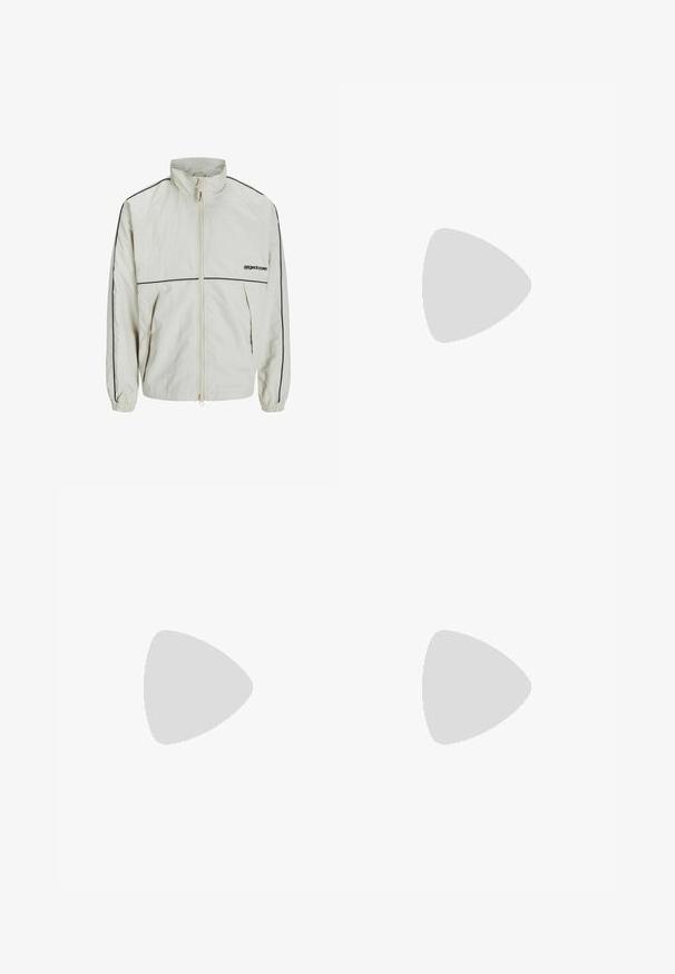 Lagani krem kaput s visokim ovratnikom, prednjim zatvaračem i crnim bočnim trakama; ima elastične manžete i skroman logo sprijeda.; Tri majice s kružnim izrezom: jedna crna i dvije bijele. Kratki rukavi, klasičan kroj, izrađene od pamuka s glatkom teksturom.; Bijele trenirke napravljene od mekanog materijala, s elastikom u struku i na manžetama, glatke teksture i labavog kroja.; Kremasto bijele tenisice s perforiranim detaljima, vezicama i logotipom s bočne strane, prikazane na jednostavnoj bijeloj pozadini.