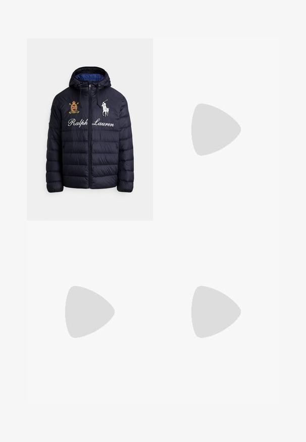 Giacca imbottita trapuntata blu navy con cappuccio, cerniera frontale, logo ricamato di un giocatore di polo, scritta "Ralph Lauren" e patch con stemma sul petto.; Polo shirt navy in cotone misto con maniche corte, colletto con bottoni e motivo floreale ripetuto blu chiaro su tutta la superficie. Presenta un piccolo logo.; Pantaloni neri con un taglio dritto, dotati di una tasca frontale singola, passanti per cintura e chiusura con bottone. Tessuto dalla consistenza liscia.; Sneaker blu navy con parte superiore in sintetico liscio, collo imbottito e suola bianca. Caratterizzato da logo laterale e lacci piatti per una vestibilità sicura.