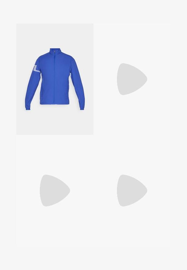 J.LINDEBERG Sports HEATH - Outdoorjakke - clemantis blue; Callaway Poloskjorter - candy pink; Lyseblå bukser med skreddersydd passform, med knappelukking, beltehemper, rette ben og en glatt tekstur.; Marine golf sko med et slankt design, syntetisk overdel, hvit mellomsole og blå gummispenner. Har perforeringer for ventilasjon.