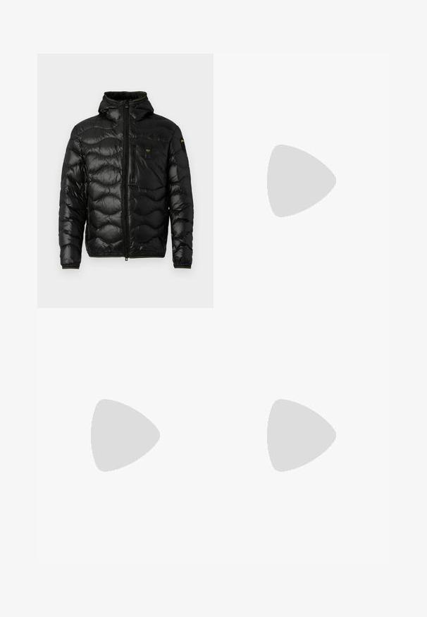 Zwarte pufferjack met een glanzende textuur, capuchon, ritsluiting en golvenpatroon. Voorzien van een borstzak en contrasterende gele accenten.; Witte katoenen blouse met lange mouwen en een ronde halslijn, met zijsplitten aan de onderkant en een gladde textuur, vanuit de achterkant weergegeven.; Marineblauwe broek van gladde stof, met plooien, een ritssluiting en knoopsluiting, zijzakken en een taps toelopend ontwerp.; Witte sneaker met een gladlederen bovenwerk en een laag profiel. Voorzien van een ronde neus, zes vetergaatjes en een gestructureerde rubberen zool.