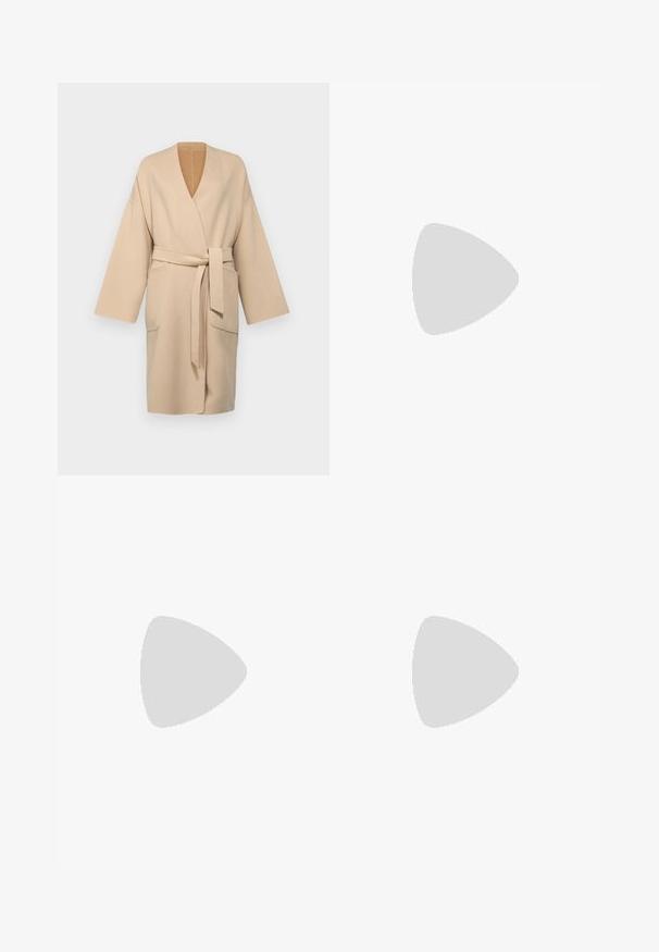 WEEKEND MaxMara GEORGIA mleczny; Koszula z długim rękawem wykonana z lekkiej kremowej tkaniny, charakteryzująca się okrągłym dekoltem, subtelnymi wycięciami po bokach oraz ściągaczami na mankietach. Miękka faktura na całej powierzchni.; Beżowe spodnie o szerokich nogawkach z gładkiego materiału, z wysokim stanem i subtelnymi plisami z przodu. Brak kieszeni lub widocznych detali metalowych.; Beżowe sandały na obcasie z lakierowanej skóry z krzyżowym paskiem, otwartym noskiem, regulowanym paskiem na kostkę i blokowym obcasem. Gładka faktura.