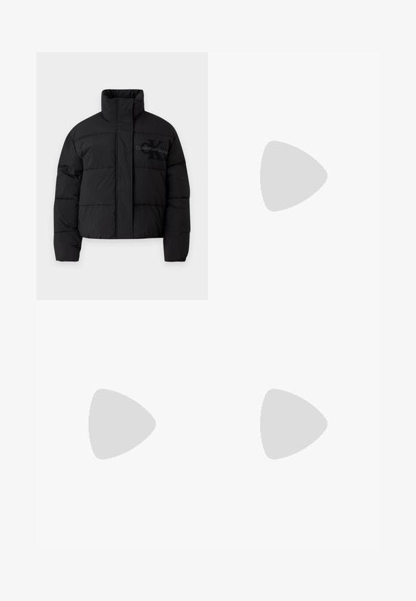 Calvin Klein Jeans MONOLOGO PUFFER - Blouson Bomber - black; DKNY FASHION STRIPE LONG SLEEVES - T-shirt à manches longues - multi black/ white; Jeans à jambe large en denim noir avec taille haute, design à cinq poches et bouton en métal argenté. Le tissu a une texture lisse et un léger élasticité.; Chaussures à plateforme noires avec une semelle épaisse et des détails nervurés. Partie supérieure en cuir lisse et design à bout arrondi. Associées à un pantalon beige.