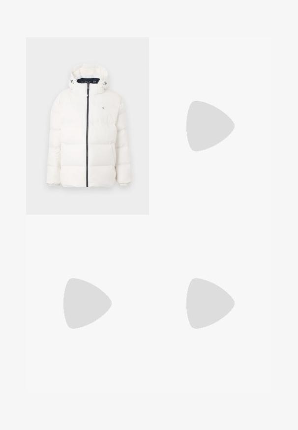 Jachetă puf albă cu fermoar frontal, glugă ajustabilă, mansete elastice și cusături tonale. Prezintă logo pe piept și o siluetă modernă.; Lyle & Scott QUARTER ZIP - Pulover - wild nettle; Pantaloni albi din bumbac cu un design drept, buzunare frontale, închidere cu un singur buton și o textură netedă.; Sneaker din suede marin cu talpă din cauciuc albă, vârf rotunjit și tab de călcâi contrastant; dispune de șireturi tonale și detalii cu logo pe lateral.