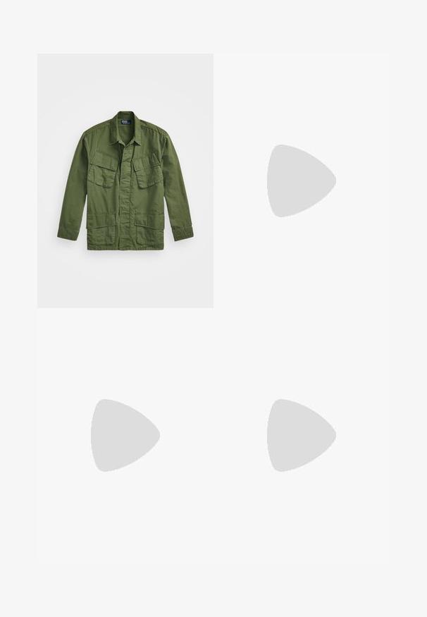 Olivenfarge militærinspirert jakke med lange ermer, spiss krage og fire frontlommer. Laget av et lett, strukturert stoff.; Svart bomull t-skjorte med et lite hvitt grafisk design på brystet. Klassisk rund hals og kortermet, glatt tekstur.; Svart, bukser med avslappet passform, elastisk midje, snor og frontlommer. Laget av glatt, lett stoff.; Hvite sporty sko med mesh- og lærdetaljer. Har en gull "BOSS"-logo, teksturerte sidepaneler og en svart hælbru. Gummisåle.
