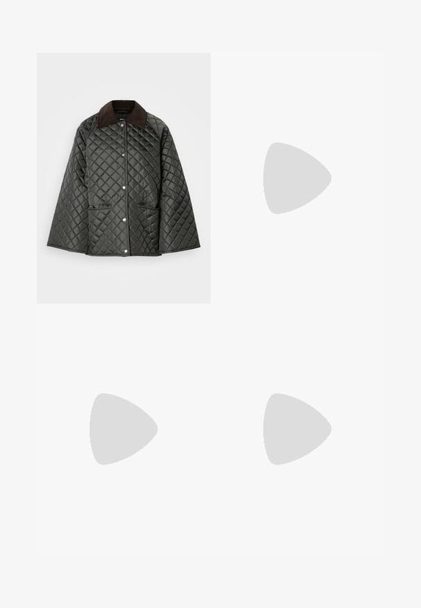 Gequilte donkergroene jas met een bruine corduroy kraag, drukknoopsluiting en twee voorzakken. Heeft een gewaxt ruitpatroon.; Korte, cropped t-shirt met korte mouwen in off-white katoen. Heeft een voorzak met een geprint logo en een ronde halslijn. Soepele textuur.; Wijduitlopende crèmekleurige broek van katoen, met een dubbele zoom en riemlussen. Ontworpen met twee zijzakken en een knoopsluiting aan de voorkant.; Off-white Adidas Superstar sneaker met luipaardprint strepen en hieltab, beige rubberen shell toe en "SUPERSTAR" tekst aan de zijkant.