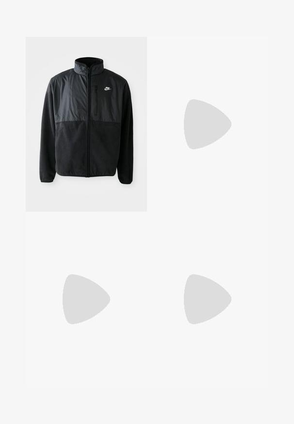 Chaqueta de forro polar negra de Nike con cremallera completa, cuello alto, bolsillo en el pecho con cremallera y panel de tela en contraste en la parte superior delantera.; Nike Sportswear TEE - Camiseta básica - light bone heather; Pantalones de chándal rosa claro hechos de suave tela de algodón. Presentan una cinturilla elástica y un corte recto y relajado. Sin bolsillos ni patrones visibles.; Zapatillas de cuero blanco con el swoosh negro de Nike, cordones planos y suela de goma texturizada. Punta redondeada y cuello acolchado para mayor comodidad.