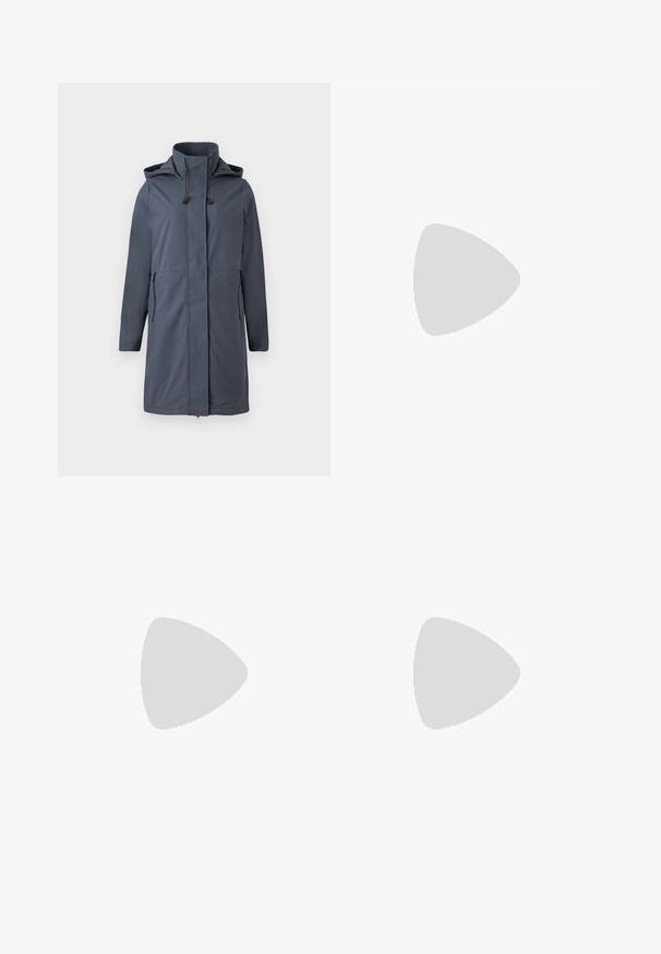 Cappotto impermeabile grigio scuro con colletto alto, cappuccio regolabile, chiusura frontale con zip e due tasche laterali con zip. Texture liscia e maniche lunghe.; Maglia a maniche lunghe bianca a collo alto realizzata in tessuto morbido ed elastico. Presenta un colletto alto e un design aderente, senza motivi o decorazioni visibili.; Jeans azzurri a gamba larga con un lavaggio sbiadito, dotati di un classico design a cinque tasche e dettagli in metallo sui bottoni in vita.; Scarpa in suede beige chiaro con punta arrotondata, design a tre strisce bianche e suola in gomma naturale. Presenta cuciture e un profilo basso.