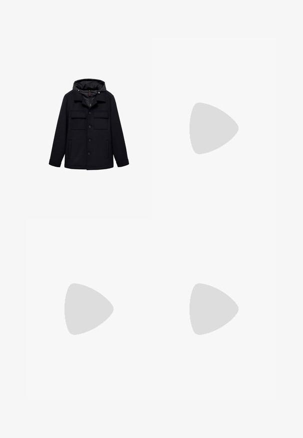 Manteau noir avec capuche, fermeture par bouton, et deux poches poitrines en tissu texturé. Comprend une doublure intérieure lisse et contrastante.; Chemise à manches longues bleu clair avec des rayures verticales blanches et bleues, fermeture à boutons, col classique et poche poitrine sur le côté gauche.; Next REGULAR FIT -CHECK SMART - Chino - black; Chaussure habillée noire en cuir avec un bout rond, un laçage, des détails de couture subtils et un petit talon. Texture lisse avec une finition polie.