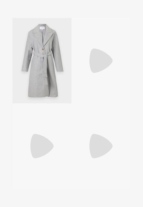 Pika halli villane mantel, laiade kraede, ühte nupuga ja vastava kangast vöödaga, mis on seotud talje ümber.; Mustmustriibuline must pikavarsiline sobiv sviiter ümmarguse kaelusega, esitatud helehallil taustal.; Mustad laiad püksid, mis on valmistatud pehmest sametist, elastse vöökoha ja siledaga, ilma nähtavate detailide või mustriteta.; Mustad musta värvi ankle botiid, millel on siledast sünteetilisest materjalist ülemine osa, elastsed külgpaneelid, tõmmeeris ja paks kummine аллергиз.