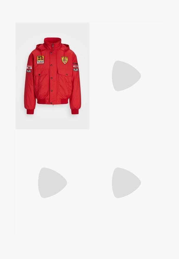 Veste isolante rouge avec une capuche, comportant plusieurs poches avant, des boutons-pression noirs et divers logos de course sur la poitrine et les manches.; Pull noir à manches longues avec un graphique de voiture de course rouge, un design de compteur de vitesse et le texte "RALPH LAUREN MOTORSPORT" en rouge.; Pantalons cargo noirs avec taille élastique et cordon de serrage. Comprend des poches latérales et des poignets ajustables avec arrêts. Fabriqué en tissu léger.; Baskets en cuir noir avec des perforations, bout rond, semelle plate en caoutchouc et un accent de logo blanc sur le côté. Design classique à lacets.