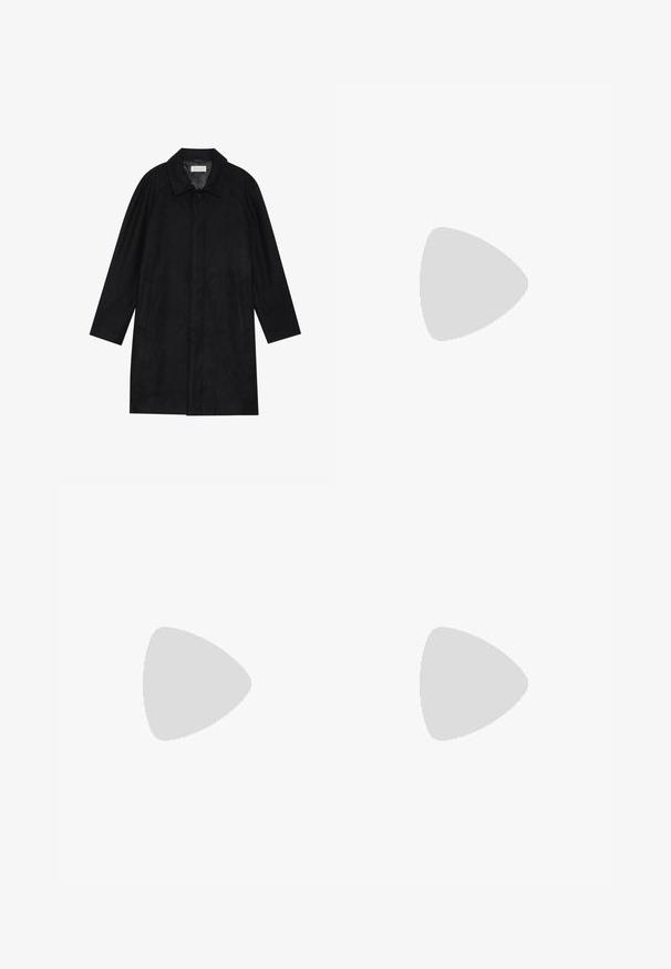 Črn plašč, izdelan iz mehkega, strukturiranega blaga. Ima ovratnik, raglan rokave, stranske žepe in sprednje zapiranje na gumbe.; Rjava volnena srajca s gumbi, ki ima ostri ovratnik, dve prsni žepki in črne gumbe. Gladka tekstura z udobnim krojem.; Lindbergh FORMAL PANT - Hlače - black melange; Črne usnjene natikače z gladkim zgornjim delom, prišitimi detajli, zaobljenim nosom in nizkim gumijastim petkom. Podplat ima minimalen profil.