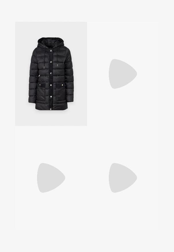 MICHAEL Michael Kors HOODED LONGLINE PACKABLE - Cappotto invernale - black; Top nero a maniche corte con scollatura a V, realizzato in tessuto morbido. Presenta una vestibilità leggermente rilassata e un branding minimalista sul davanti.; Pantaloni neri realizzati in tessuto morbido, caratterizzati da vita alta, gambe larghe, pince frontali e classiche passanti per cintura. Non ci sono tasche laterali visibili.; Scarpa slingback in pelle nera con punta affusolata, tacco basso e dettaglio decorativo a fibbia sulla parte superiore. Texture liscia, design minimalista.