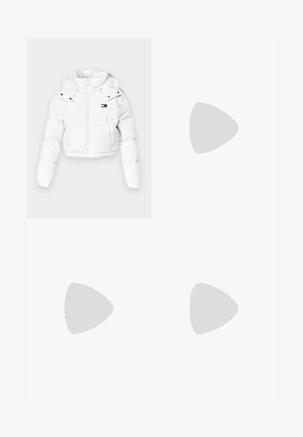 Jachetă puffer albă, scurtă, cu glugă, având închidere cu fermoar, buzunare frontale și un mic logo pe piept. Textură netedă.; GANT ARCHIVE SHIELD HOODIE - Bluză de molton - caramel beige; Pantaloni albi cu croială largă, fabricați dintr-un material ușor, având o textură netedă, linii curate și un design cu talie înaltă.; Tenis alb cu partea superioară din piele netedă, vârf rotund, închidere cu șireturi și un accent contrastant negru la toc. Dispune de o talpă din cauciuc texturat.