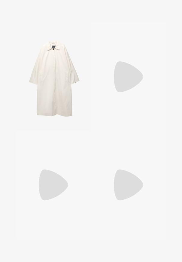 Cappotto leggero di colore crema con un ampio colletto strutturato, maniche tre quarti e due tasche frontali. Chiusura con bottone al collo.; Maglietta bianca a maniche corte con scollatura rotonda, realizzata in cotone, caratterizzata da una silhouette aderente e un'etichetta nera del marchio all'interno del colletto.; Gonna midi di colore crema, con una superficie liscia e satinata e una vestibilità dritta. Nessun motivo visibile o decorazioni.; Tacchi slingback beige con punta affusolata e tacco basso a campana. Realizzati in pelle liscia con un design minimalista e cinturino regolabile.; Borsa a spalla in pelle marrone con un design morbido, profili in oro e cuciture bianche a contrasto, tenuta da una persona che indossa abbigliamento in denim.