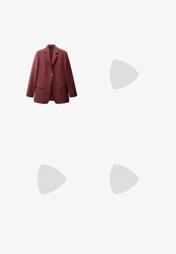 Bordeaux blazer med spids krave, enkelt knaplukning og to frontlommer. Fremstillet af et glat, struktureret stof.; Stradivarius Top - black; Stradivarius Bukser - dark blue; Sorte patentlæder slingback hæle med spids tå, udskåret sideskærm og en lille firkantet hæl. Glat tekstur med minimale detaljer.