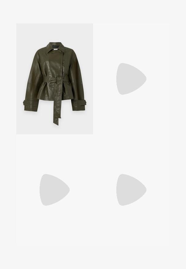 Olivno zelena usnjena jakna z pasom, širokimi rokavi in klasičnim ovratnikom. Ima gladko, sijočo teksturo in kakovostno zasnovo.; Črna ženska bluza z dolgimi rokavi, s koničastim ovratnikom, skritimi gumbi spredaj, oprijetim pasom in širokim robom ter manšetami.; Črne široke denim hlače z visokim pasom, ki imajo sprednje in zadnje žepe, šivane šive ter gumbasto zapiranje. Gladka tekstura.; Črne usnjene čevlje do kolen s kvadratnim prstom in blok peto, prikazani na modelu, ki sedi v olivno zeleni plašču. Gladka tekstura, minimalne podrobnosti.