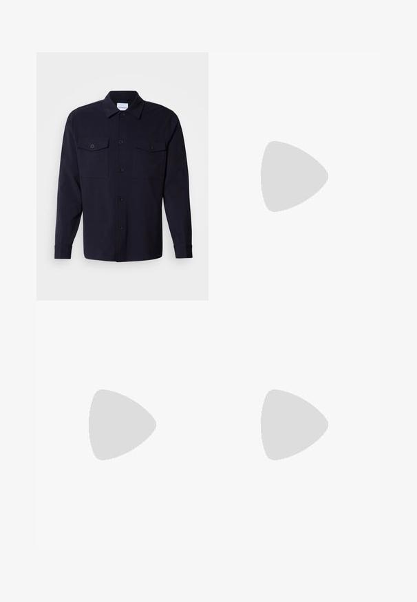 Chaqueta de camisa azul marino hecha de una tela suave, con dos bolsillos en el pecho, un frente abotonado y mangas largas con puños abotonados.; Polo de manga corta negro con tejido texturizado y acanalado, con escote en forma de V y dobladillo recto. Sin logos ni patrones visibles.; Pantalones de pierna ancha en marrón, fabricados con una tela suave. Presenta una cintura alta con pliegues y lazos laterales, ofreciendo un ajuste relajado y una textura suave.; Zapato de cuero negro con cordones, acabado liso, punta redonda y suela de goma de bajo perfil. Diseño minimalista sin embellishments adicionales.
