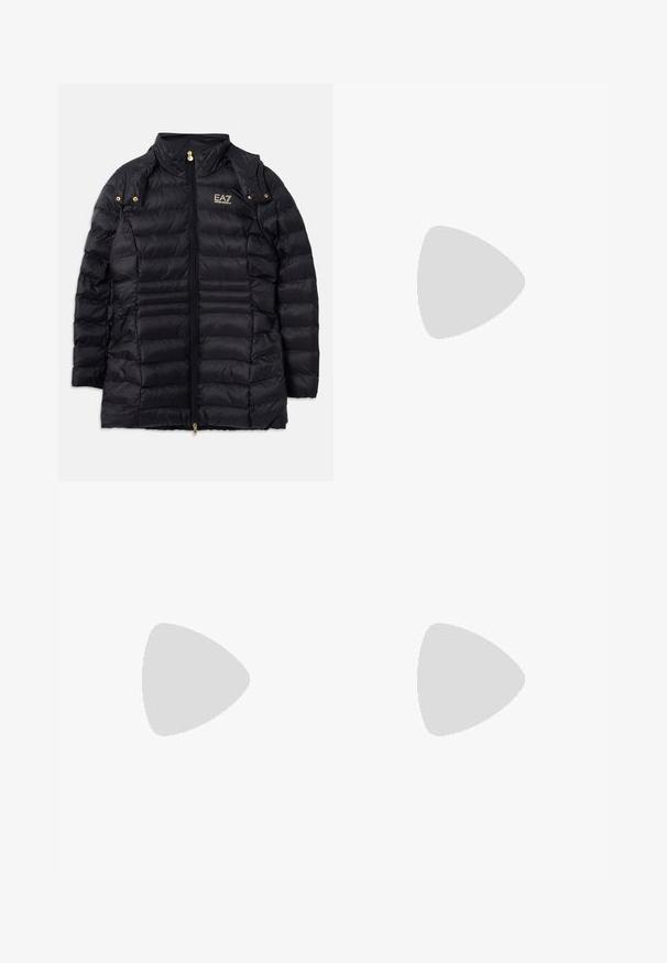 Jachetă puffer neagră cu un design quiltat orizontal, fermoar și accente aurii, guler înalt și buzunare cu fermoar. Prezintă logo-ul brandului pe piept.; Tricou alb din bumbac, cu mâneci scurte, guler rotund, având un mic logo EA7 auriu în zona stângă a pieptului.; Pantaloni de trening negri cu talie ajustabilă prin șnur, manșete elastice și un mic logo auriu pe partea stângă. Material moale cu o textură netedă.; Adidași din piele albă cu o textură netedă, vârf rotund, ochiuri minime și talpă plată din cauciuc. Design simplu, fără accente suplimentare.