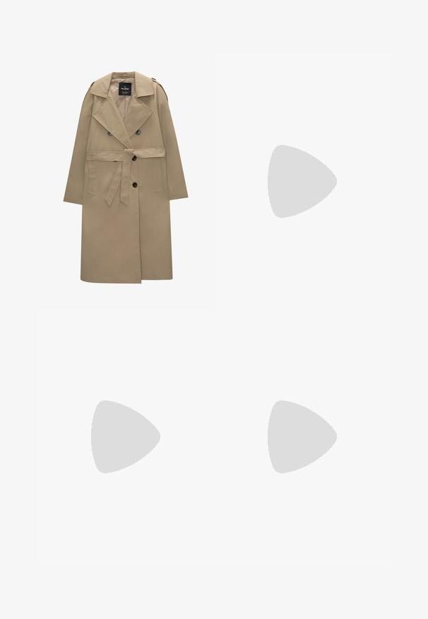 Trench coat beige doppiopetto con cintura, ampi rever, spalline, tasche laterali e chiusure a bottone.; Maglione bianco in lana a trama lavorata a maglia con maniche lunghe e polsini e orlo a coste, scollatura a girocollo, esposto su uno sfondo bianco.; Gonna mini A-line in corduroy marrone con una leggera cerniera laterale, esposta su uno sfondo bianco.; Stivale alla caviglia in pelle beige con punta affusolata e tacco conico. Texture liscia con cuciture minime e silhouette elegante.; Borsa in pelle verniciata marrone di forma rettangolare, con due manici lunghi e sottili accenti curvi sul davanti.