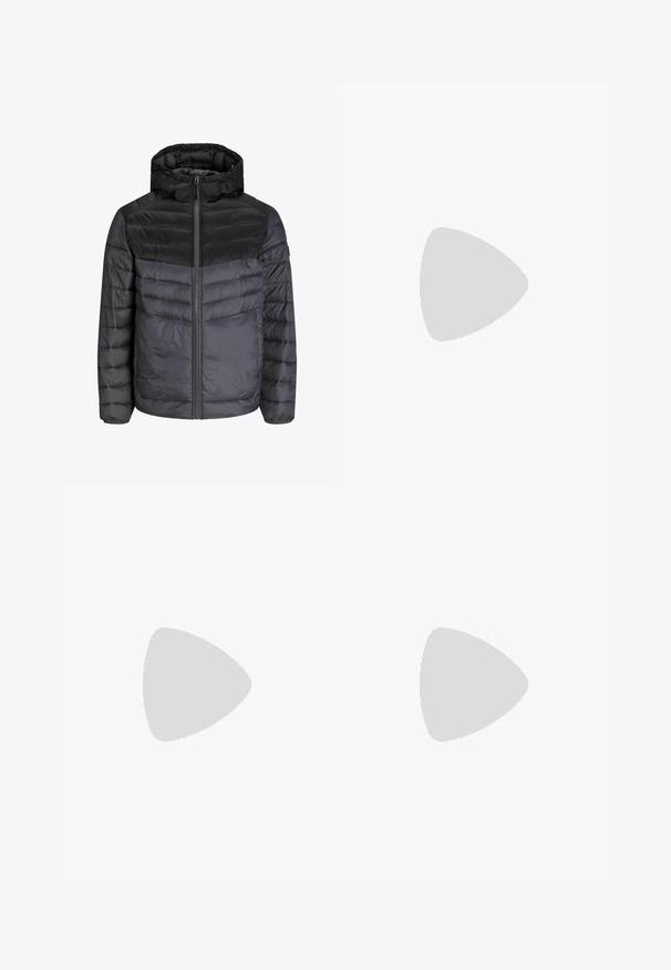 Dolga jakna v črni in temnosivi barvi, z kapuco, zadrgo in prešitim designom s horizontalnimi črtami za izolacijo.; Dve črne polo majice, kratke rokave, iz bombažnega materiala, z klasik ovratnikom, dvobodno zaponko in belimi črtkami znotraj ovratnika.; Olive zelene bombažne hlače s ravnim krojem, vidnim gumbom za zapiranje in dodatnimi šivi na kolenih za več podrobnosti in strukture.; Črne usnjene natikače z gladkim zgornjim delom, prišitimi detajli, zaobljenim nosom in nizkim gumijastim petkom. Podplat ima minimalen profil.