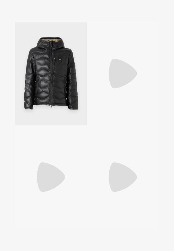 Fekete puffos dzseki fényes bőrből, kapucnival, cipzáros elülső résszel és hullámos steppelt mintával, cipzáros zsebekkel.; Samsøe Samsøe JOEL - Basic póló - true navy; Fekete farmernadrág széles szabással, öt zsebbel és fém gombos díszítéssel. Sima felület, látható minták nélkül.; Fekete bőr sportcipők lekerekített orral, lapos talppal és fűzős kialakítással rendelkeznek. Figyelemre méltó részletként egy diszkrét logó található az oldalon.