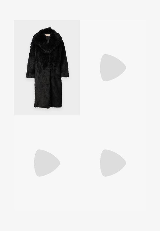 MICHAEL Michael Kors LONG COAT - Talvemantel - black; Must kärgiga paisleemustriga pluus volangidega V-kaelusega, kolmeveerandvarrukatega ja läbipaistva tekstuuriga, omades laia lõiget ja keerukat mustrit.; Mustad püksid siledast kangast, millel on kõrge vöökoht, laiad jalad, esimesed kortsud ja klassikalised vööloopid. Küljepockets pole nähtavad.; Must must have must toote tõmblukuga, dekoratiivsed rihmad metallist silmadega ja madal blokk-kand. Tekstureeritud pind.