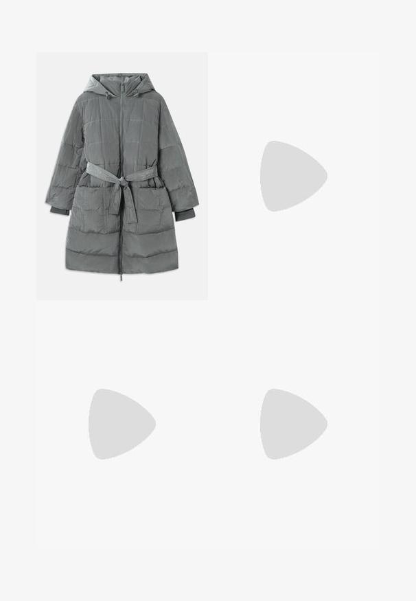 Sivý, nadrozmerný pufrový kabát s kapucňou, predným zipsom, pásom v páse, dvomi prednými vreckami a textúrovanou, prešívanou látkou.; Biele bavlnené tričko s krátkymi rukávmi, vo voľnom strihu a s výstrihom do V, ktorý má záhyb s piatimi dekoračnými gombíkmi.; Čierna rebrovaná mini sukňa s priliehavým pásom, s dvoma modrými denimovými vreckami na prednej strane so striebornými gombíkmi.; Čierne kožené členkové topánky s špicatou špičkou a elegantným dizajnom. Majú nízky podpätok a zips na zadnej strane. Hladká textúra.; Hnedá kožená taška s dlhými uchami, predná vrecko na klapke a zlatým srdiečkovým zapínaním s gravírovaním "Love Moschino."